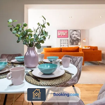 Stylish Two Bed Town Centre By Movida Group Short Lets & Serviced With Parking Διαμέρισμα *