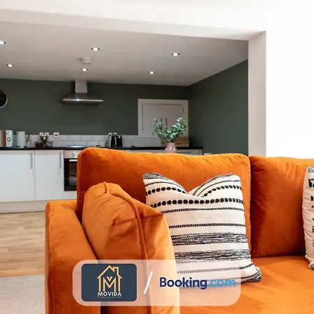 Stylish Two Bed Town Centre By Movida Group Short Lets & Serviced With Parking Διαμέρισμα *