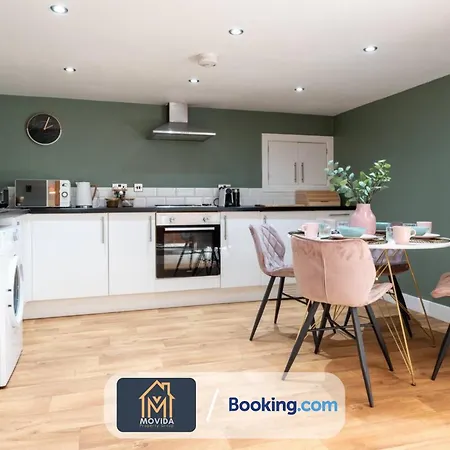 Stylish Two Bed Town Centre By Movida Group Short Lets & Serviced With Parking *