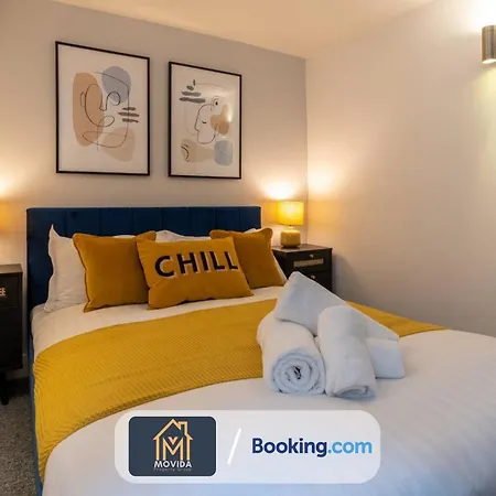 Stylish Two Bed Town Centre By Movida Group Short Lets & Serviced With Parking Διαμέρισμα *