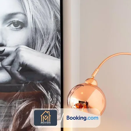 Stylish Two Bed Town Centre By Movida Group Short Lets & Serviced With Parking Διαμέρισμα