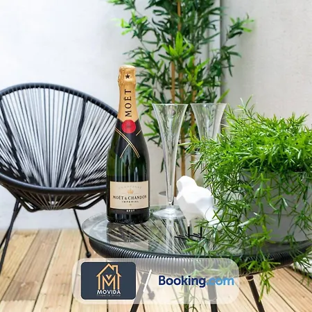 Stylish Two Bed Town Centre By Movida Group Short Lets & Serviced With Parking Appartamento