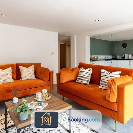 Stylish Two Bed Town Centre By Movida Group Short Lets & Serviced With Parking *