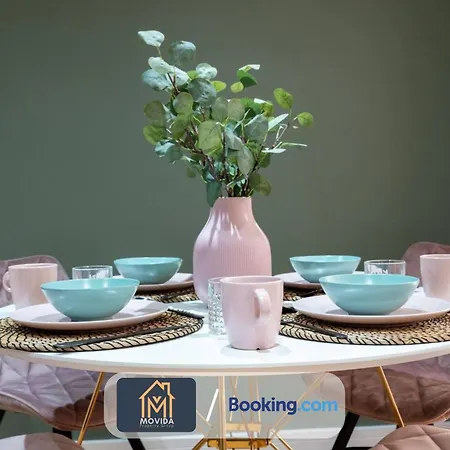 Stylish Two Bed Town Centre By Movida Group Short Lets & Serviced With Parking *