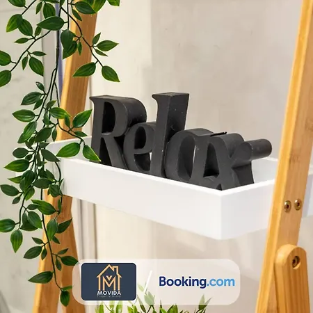 Stylish Two Bed Town Centre By Movida Group Short Lets & Serviced With Parking Appartamento