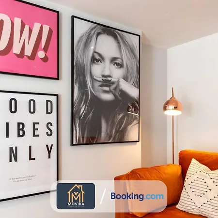 Stylish Two Bed Town Centre By Movida Group Short Lets & Serviced With Parking Appartamento