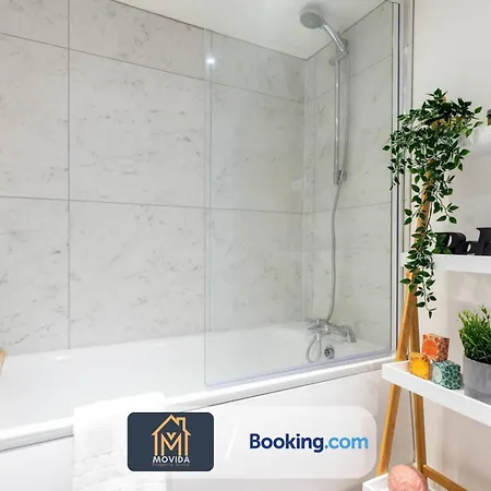 Stylish Two Bed Town Centre By Movida Group Short Lets & Serviced With Parking *